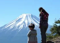pai deixa filho de 7 anos sozinho no Monte Fuji