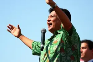 Flávio Bolsonaro supera Lula