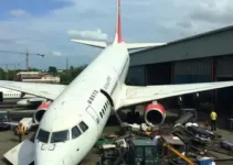 avião cai no pátio de manutenção do metrô