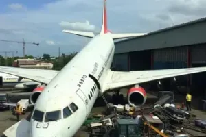 avião cai no pátio de manutenção do metrô